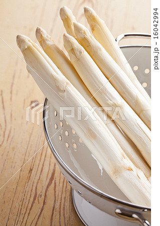 white asparagus in colander 16042994