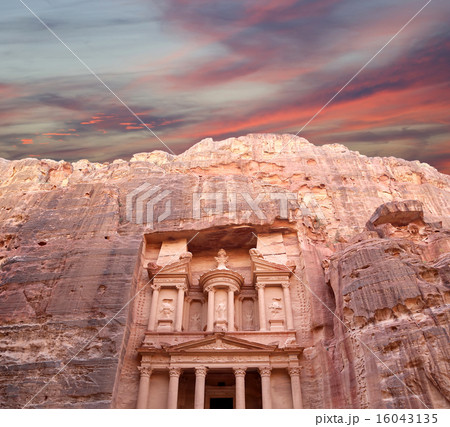 Al Khazneh or The Treasury at Petra, Jordan 16043135