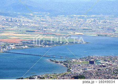 比良山系打見山山頂から俯瞰する初夏の南琵琶湖と琵琶湖大橋周辺部 16049034