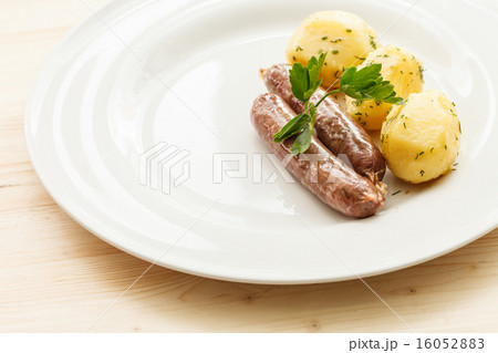 sausage with potatoes 16052883