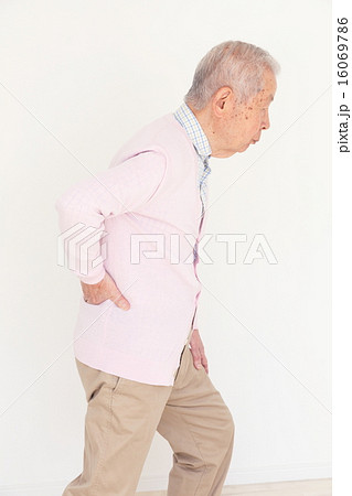 腰に手をあてるシニア 腰に手をあてるシニア 16069786