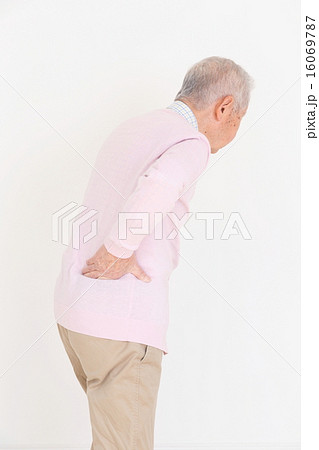 腰に手をあてるシニア 腰に手をあてるシニア 16069787