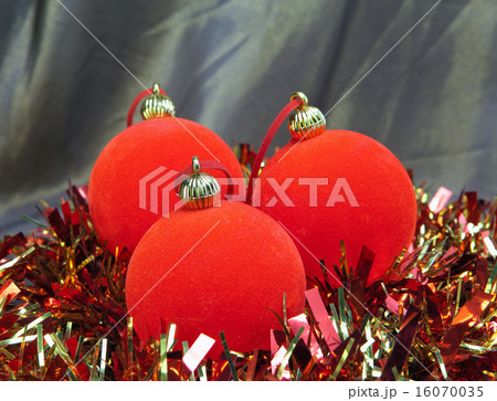 New Year's balls and decorative tinsel New Year's balls and decorative tinsel 16070035