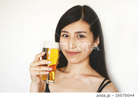 ビールを持つ女性　グラスビール　女性　キャミソール 16070044