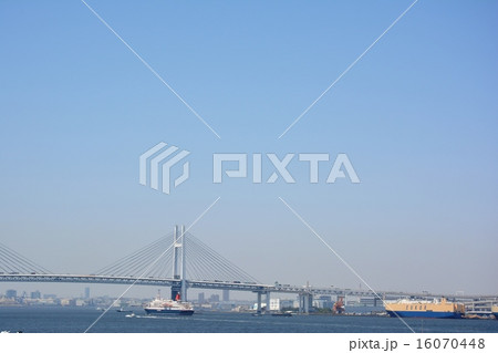 横浜港と外国客船 16070448