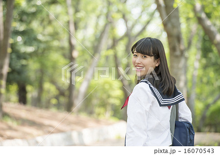 制服を着た高校生 16070543