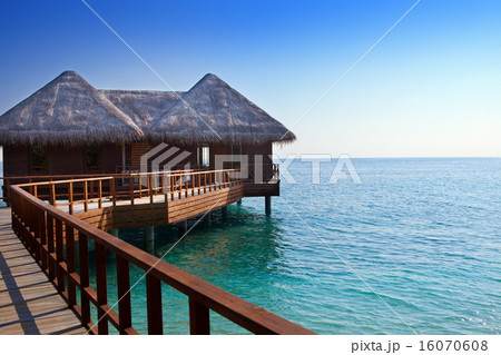 Island in ocean, overwater villas 16070608