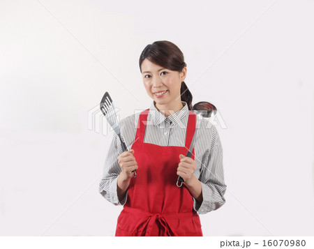 おたまとフライ返しを持つ女性 16070980