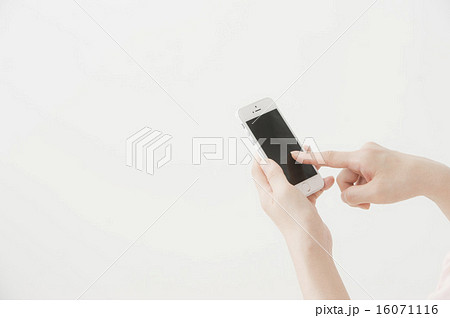 スマートフォンを操作する手元(女性) スマートフォンを操作する手元(女性) 16071116