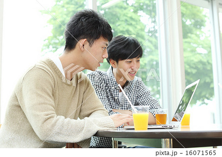 食堂でパソコンを見る大学生 16071565