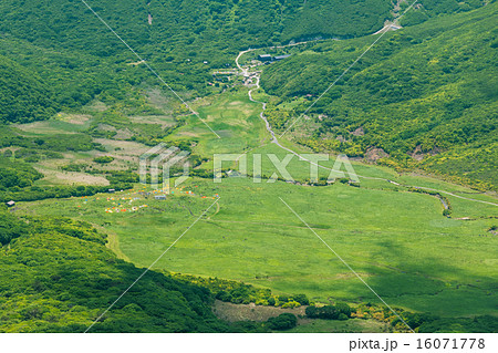 平治岳から見る坊がつるキャンプ場と法華院温泉山荘の写真素材