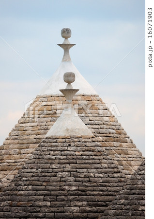 Characteristic trulli near countryside Alberobello 16071903