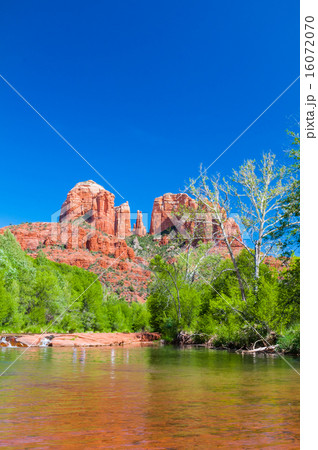カセドラルロックと川 カセドラルロックと川 16072070
