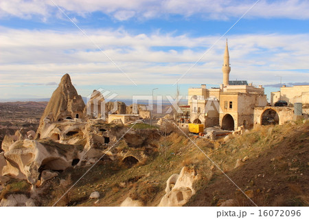 奇岩と建物 16072096