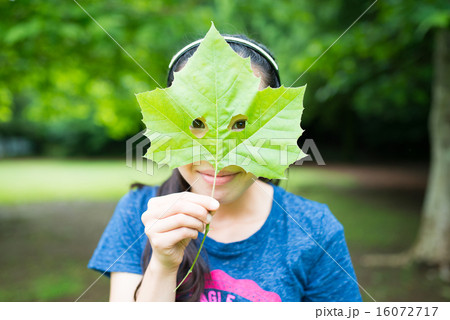 大きな木の葉で遊ぶ女性 大きな木の葉で遊ぶ女性 16072717