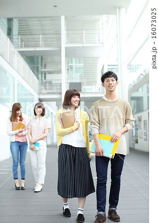 おしゃべりをしながら教室を移動する大学生 おしゃべりをしながら教室を移動する大学生 16073025