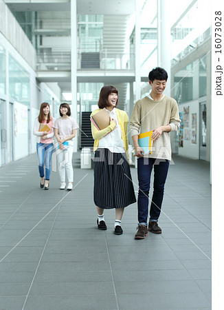 おしゃべりをしながら教室を移動する大学生 16073028