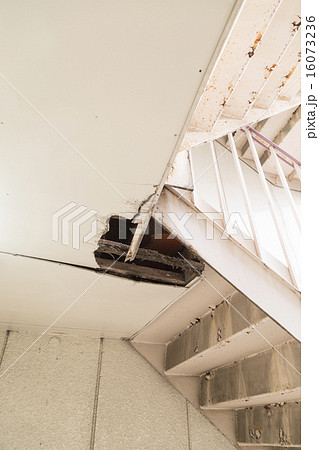 老朽化した階段 老朽化した階段 16073236