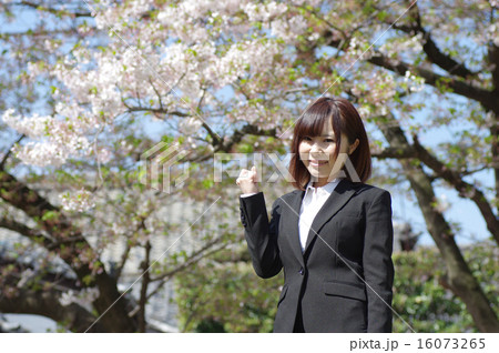 春に目標をたてるビジネスウーマン 16073265