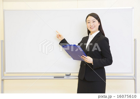 若い女性・ホワイトボード・説明 16075610