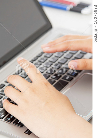 ノートパソコンと女性の手元 16075933