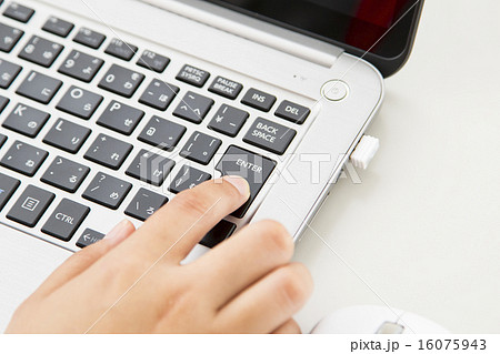 ノートパソコンと女性の手元 16075943