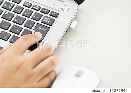 ノートパソコンと女性の手元 16075944
