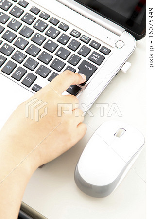 ノートパソコンと女性の手元 16075949