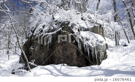 氷柱の下がる飛越岩 比婆山古道 巨岩 氷柱の下がる飛越岩 比婆山古道 巨岩 16076461