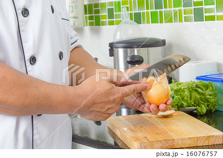 Chef chopping onion 16076757