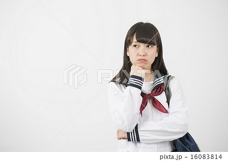 制服を着た高校生 16083814