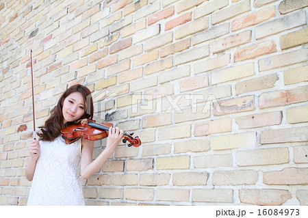 美人バイオリニストの演奏イメージの写真素材