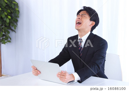 失敗した若いビジネスマン 16086100