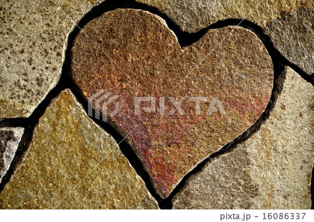 石でできたハート 16086337