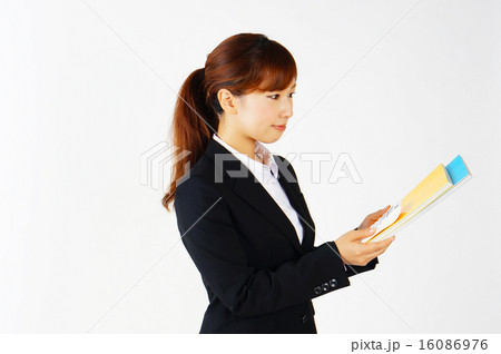 スーツの女性 16086976