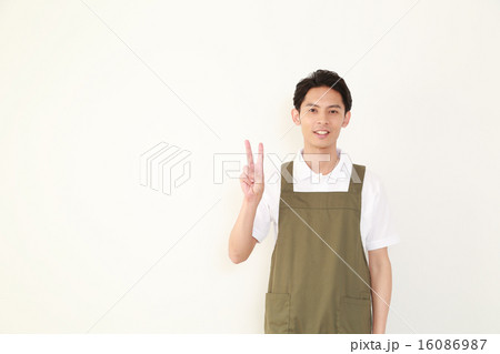 エプロンをした笑顔の男性 エプロンをした笑顔の男性 16086987