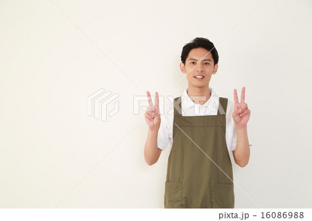 エプロンをした笑顔の男性 16086988