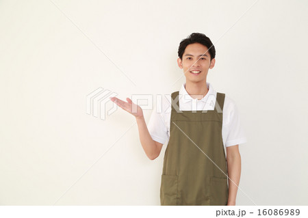 エプロンをした笑顔の男性 16086989