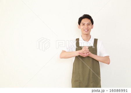 エプロンをした笑顔の男性 16086991