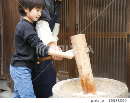 餅つきと男の子 16088390