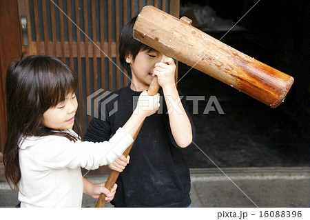 餅つきと子供 餅つきと子供 16088396