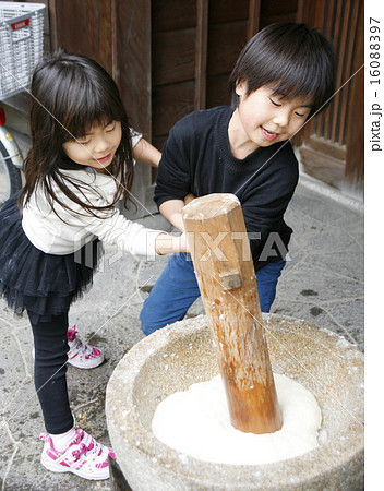 餅つきと子供の写真素材 1607