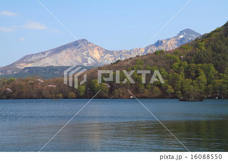 春の磐梯山と桧原湖 春の磐梯山と桧原湖 16088550