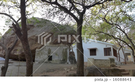 巨岩の下の瞑想室 16088643