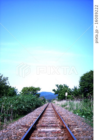 青に続く道(線路) 青に続く道(線路) 16089222