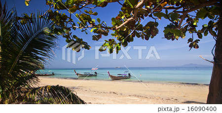 Longtail boats on the beautiful beach, Thailand 16090400