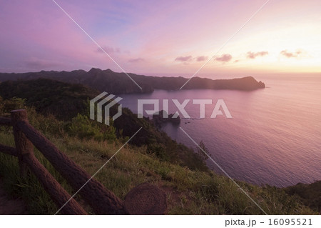 小笠原諸島 父島の朝焼け 16095521