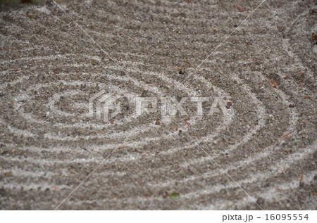 神社の砂紋 16095554