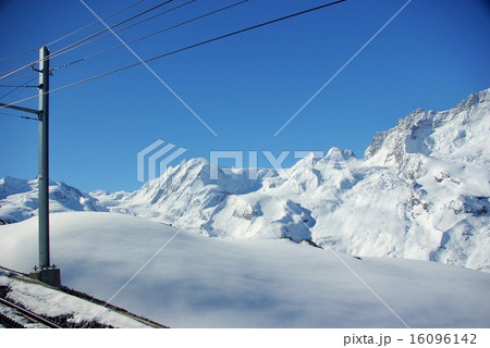 青空と雪山 16096142