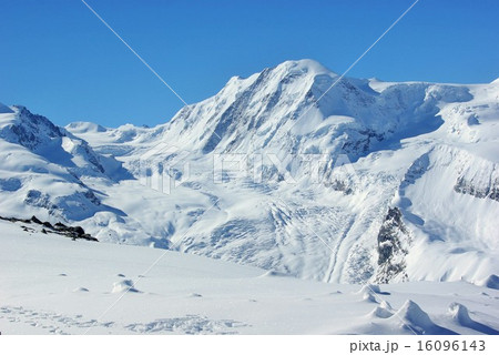 青空と雪山 16096143